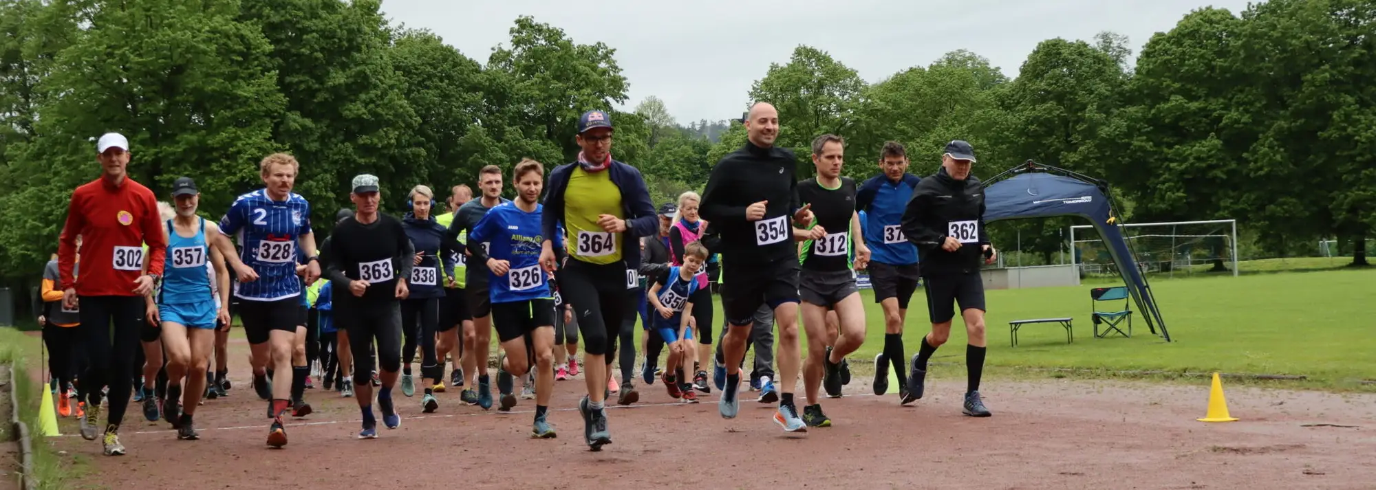 Läuferinnen und Läufer beim Mörlenbacher Volkslauf auf dem Sportplatz des SV Mörlenbach